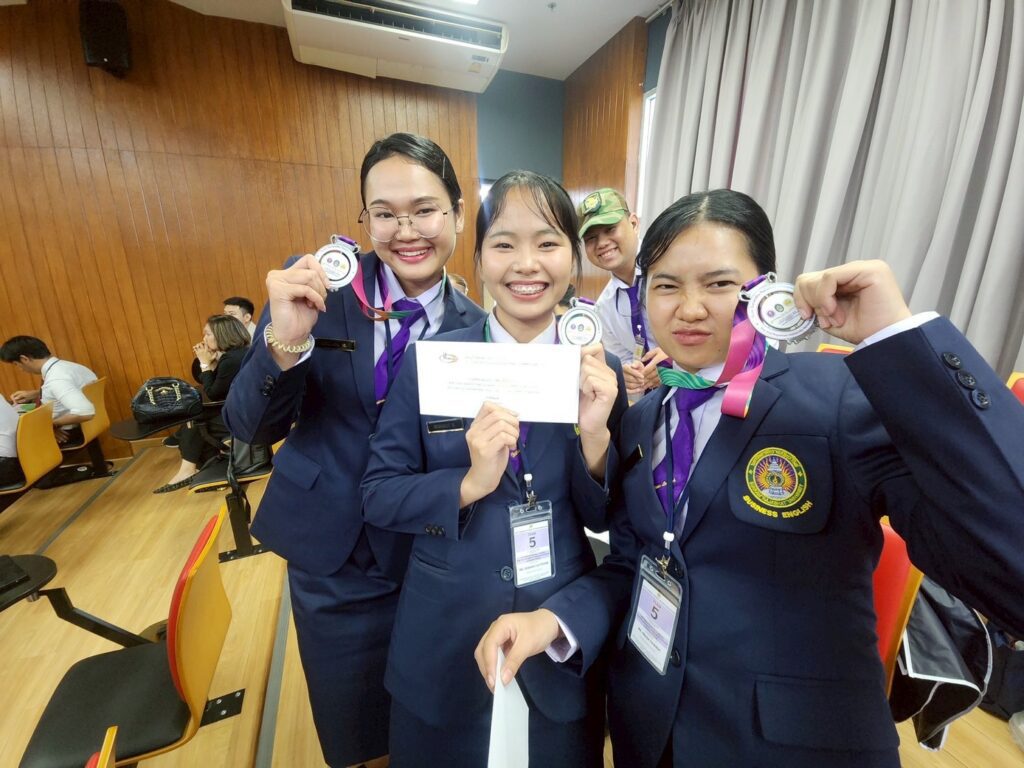 ขอแสดงความยินดีกับนักศึกษาสาขาวิชาภาษาอังกฤษธุรกิจ ในโอกาสได้รับ รางวัลชมเชย (Complimentary Award) ประเภททีม จากการแข่งขันนำเสนอโครงการพัฒนาท้องถิ่น SDGs