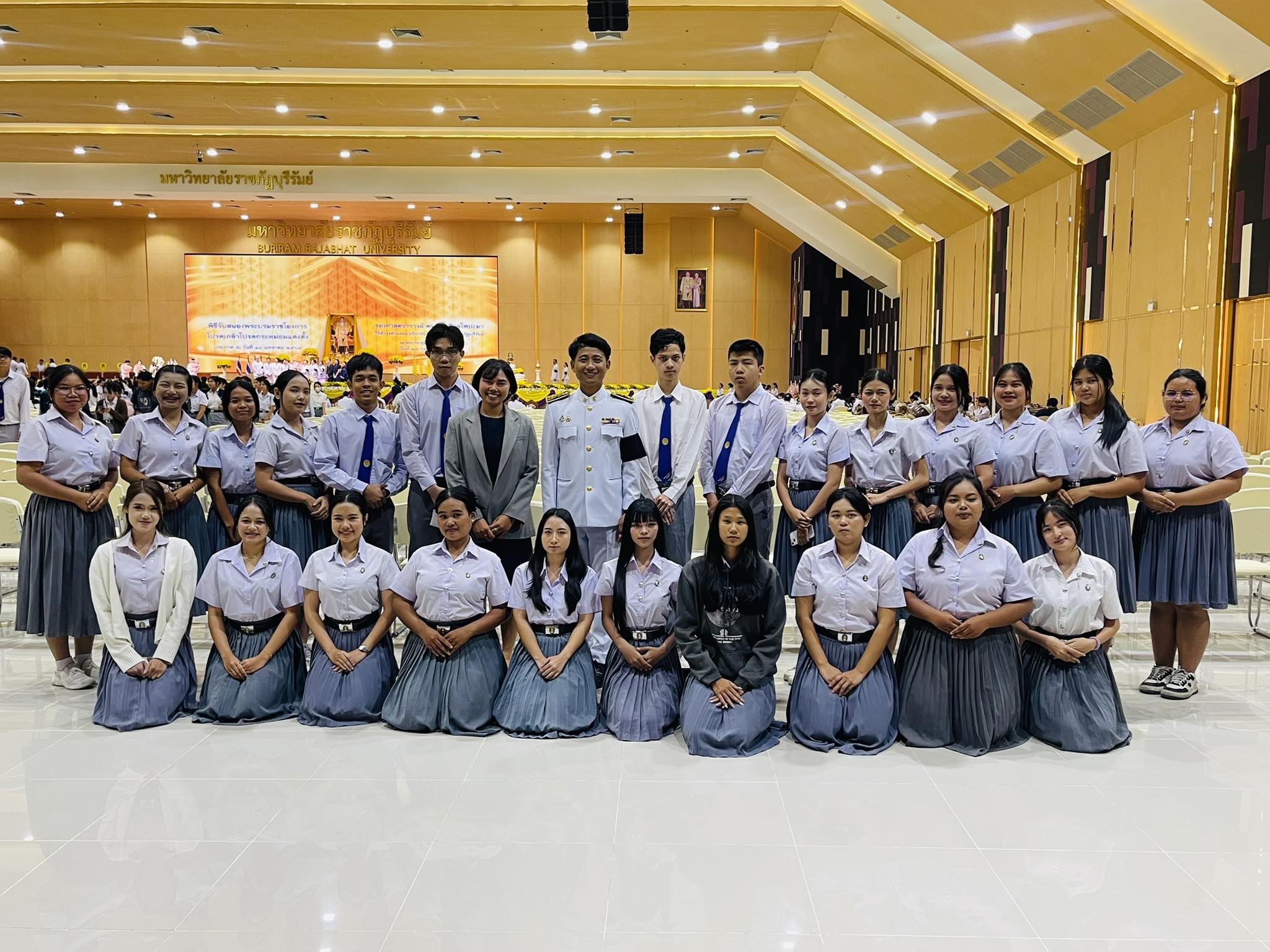 คณาจารย์และนักศึกษาชั้นปีที่ 1 สาขาวิชาภาษาอังกฤษธุรกิจ เข้าร่วมพิธีรับสนองพระบรมราชโองการโปรดเกล้าฯ แต่งตั้ง รองศาสตราจารย์ ดร.ศิราณี จุโทปะมา ให้ดำรงตำแหน่งอธิการบดีมหาวิทยาลัยราชภัฏบุรีรัมย์