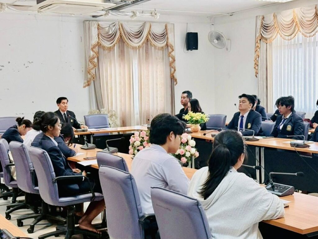 ตัวแทนคณาจารย์และนักศึกษาสาขาวิชาภาษาอังกฤษธุรกิจเข้าร่วมโครงการอบรมสัมมนาเชิงปฏิบัติการการจัดการความรู้และนิทรรศการโครงงานสหกิจ มหาวิทยาลัยราชภัฏบุรีรัมย์