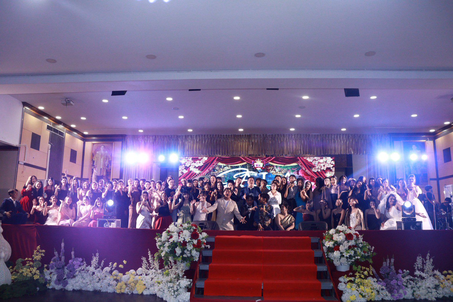 ส่องความสวยหล่อ นักศึกษาภาษาอังกฤษธุรกิจ ในงาน Goodbye Seniors 2026 สุดประทับใจ
